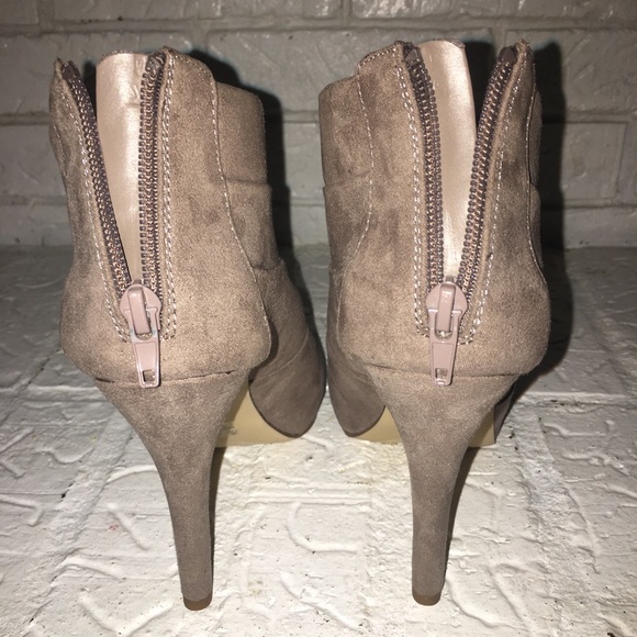 Heels - Picture 3 of 6